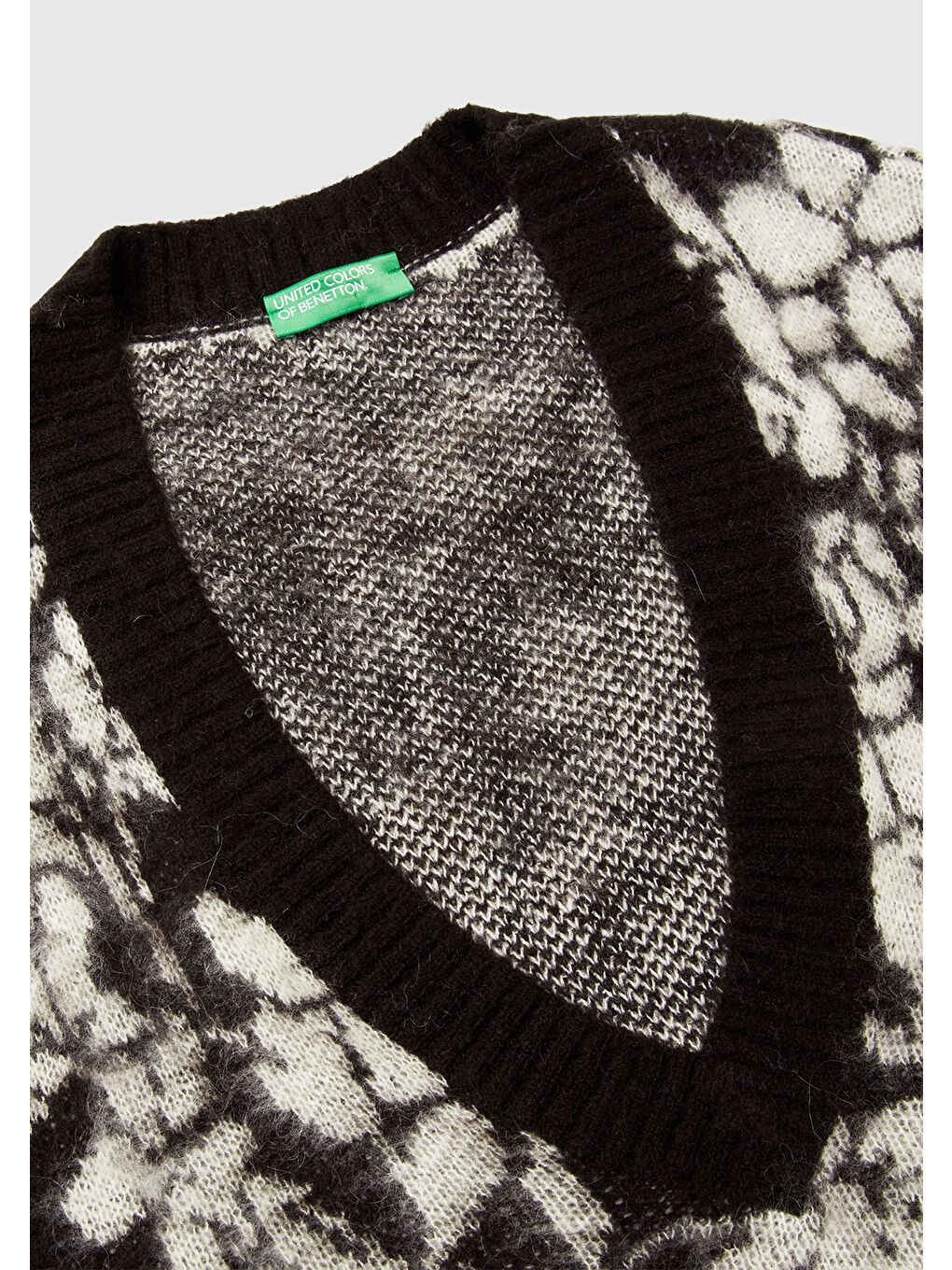 Kadın Siyah Akrilik Karışımlı Desenli Ribana Detaylı V Yaka Kolsuz Kazak-6