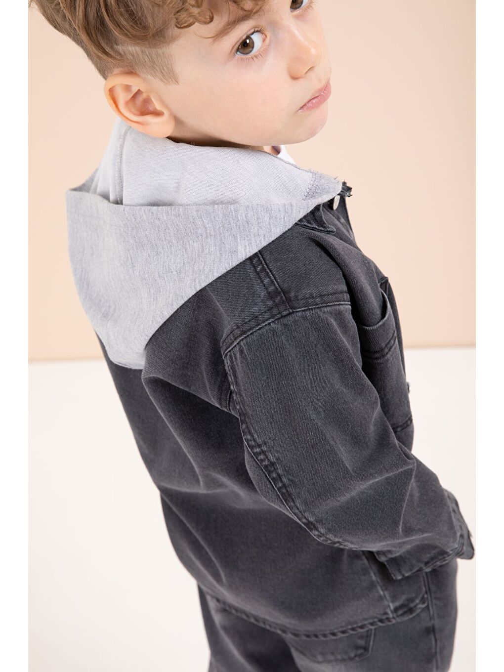 Siyah Kapüşonlu Jean Ceketli Pantolonlu Erkek Çocuk Baskılı Tişörtlü 3lü Takım 23615-4