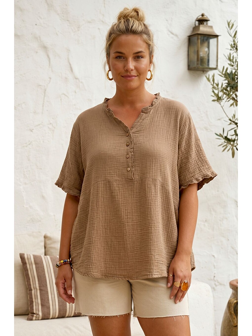 Kahverengi Camel V Yaka Kısa Kol Düğmeli Yaka Ve Kolucu Fırfırlı Casual Müslin Oversize Dokuma Bluz 77 70