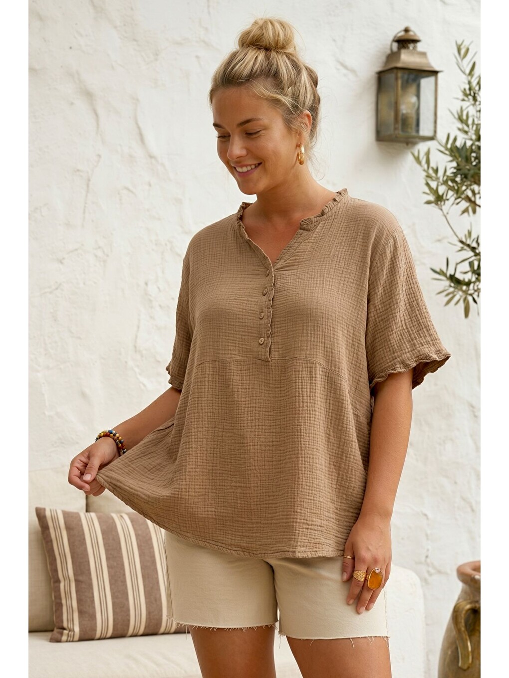 Kahverengi Camel V Yaka Kısa Kol Düğmeli Yaka Ve Kolucu Fırfırlı Casual Müslin Oversize Dokuma Bluz 77 70-1