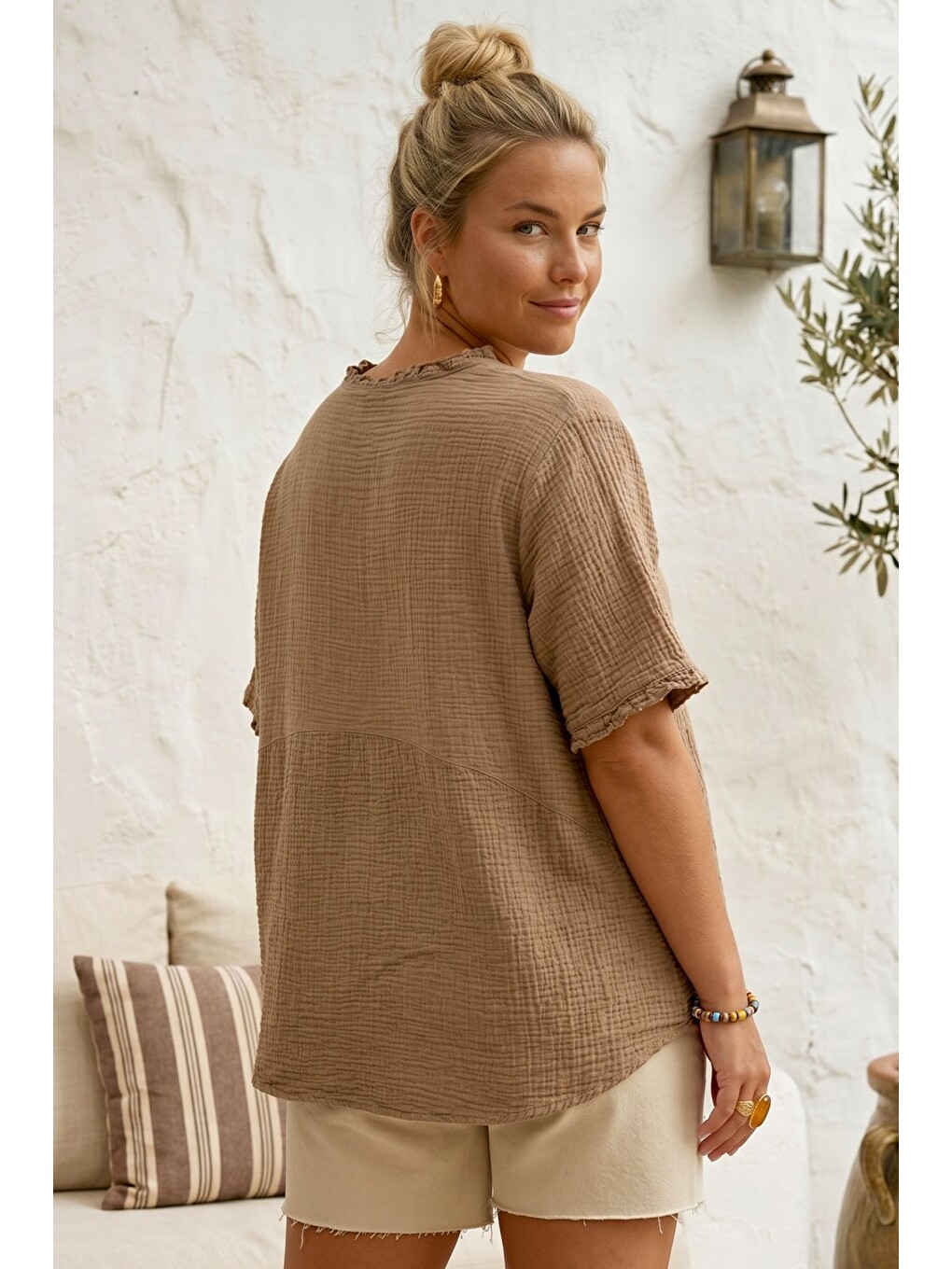 Kahverengi Camel V Yaka Kısa Kol Düğmeli Yaka Ve Kolucu Fırfırlı Casual Müslin Oversize Dokuma Bluz 77 70-5