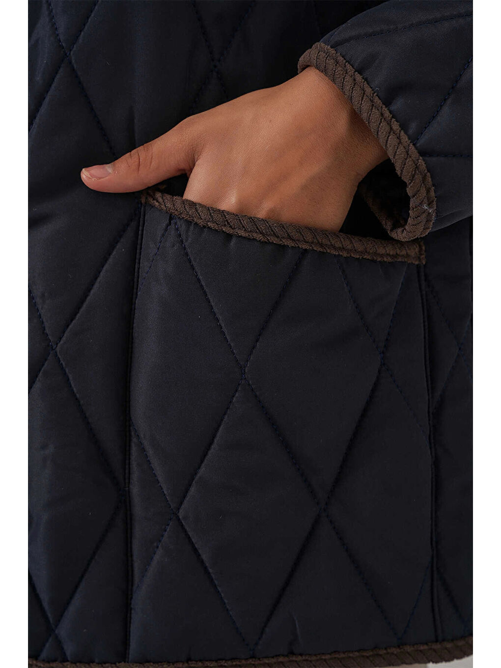 Kadın Lacivert Çıt Çıt Kapamalı Kadife Detaylı Kapitone Mont HZL25W-BD152261-4