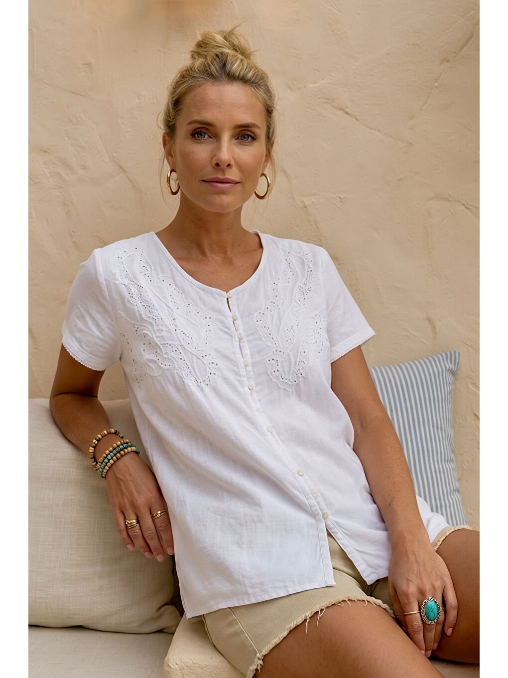 Beyaz V Yaka Kısa Kol Düğmeli Süzene Nakışlı Casual Pamuklu Oversize Dokuma Bluz 68 55