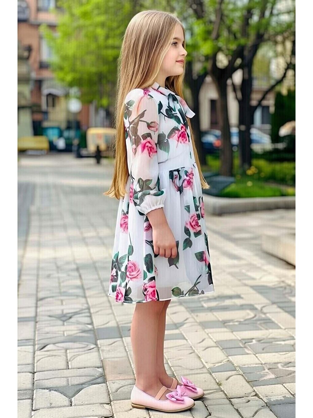 Kız Çocuk Üzeri Çiçek Baskılı ve Yakadan Bağlamalı Eteği Pliseli Beyaz Elbise-1