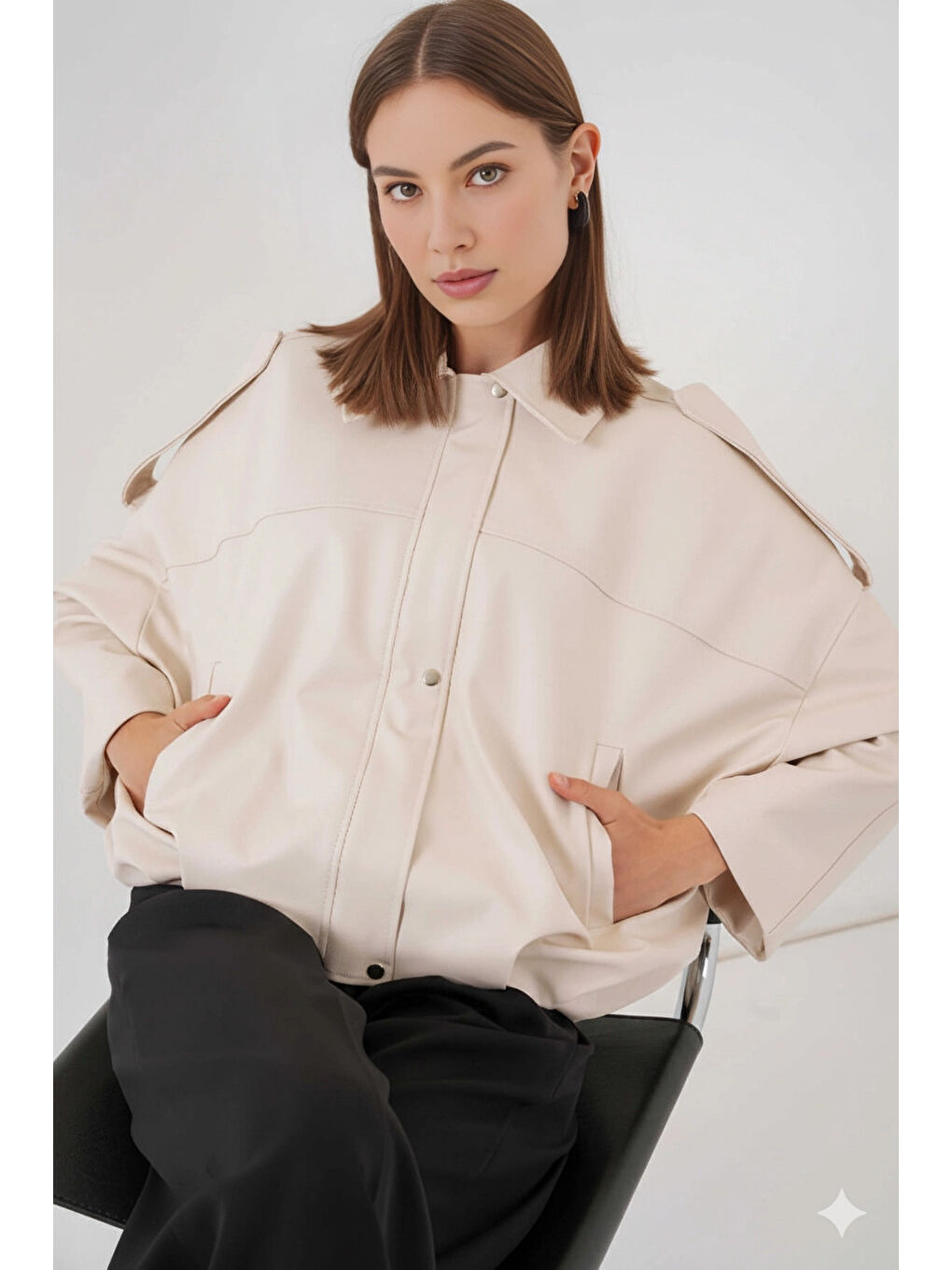 Kadın Ekru Oversize Fermuarlı ve Düğmeli Yandan Cepli Suni Deri Ceket HZL25W-BD110551-4