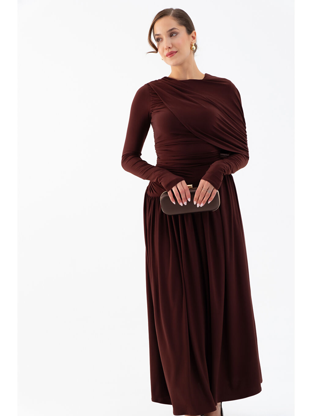 Kadın Kahverengi Omuz Parçalı Çapraz Büzgülü Uzun Elbise-2