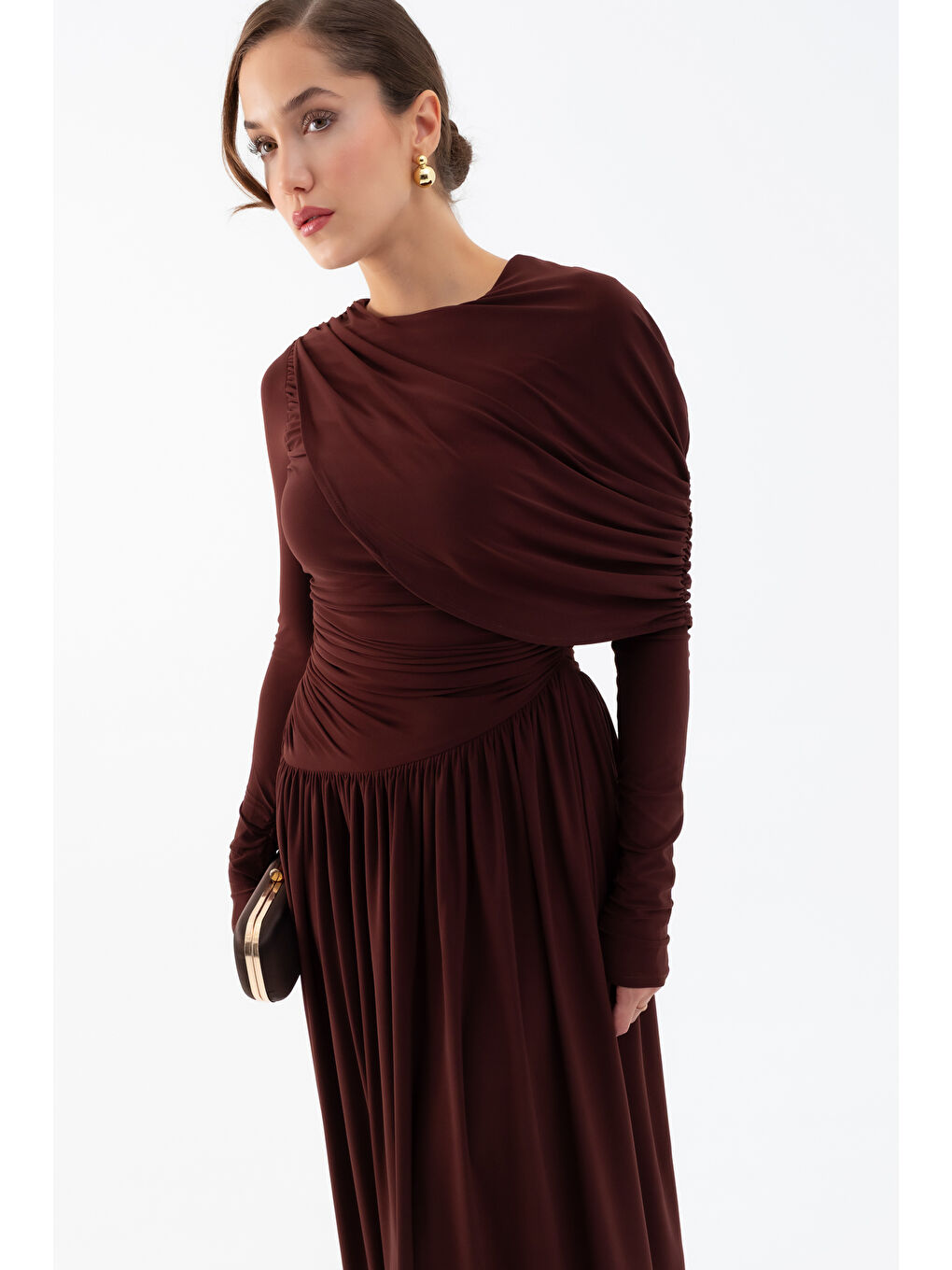 Kadın Kahverengi Omuz Parçalı Çapraz Büzgülü Uzun Elbise-3