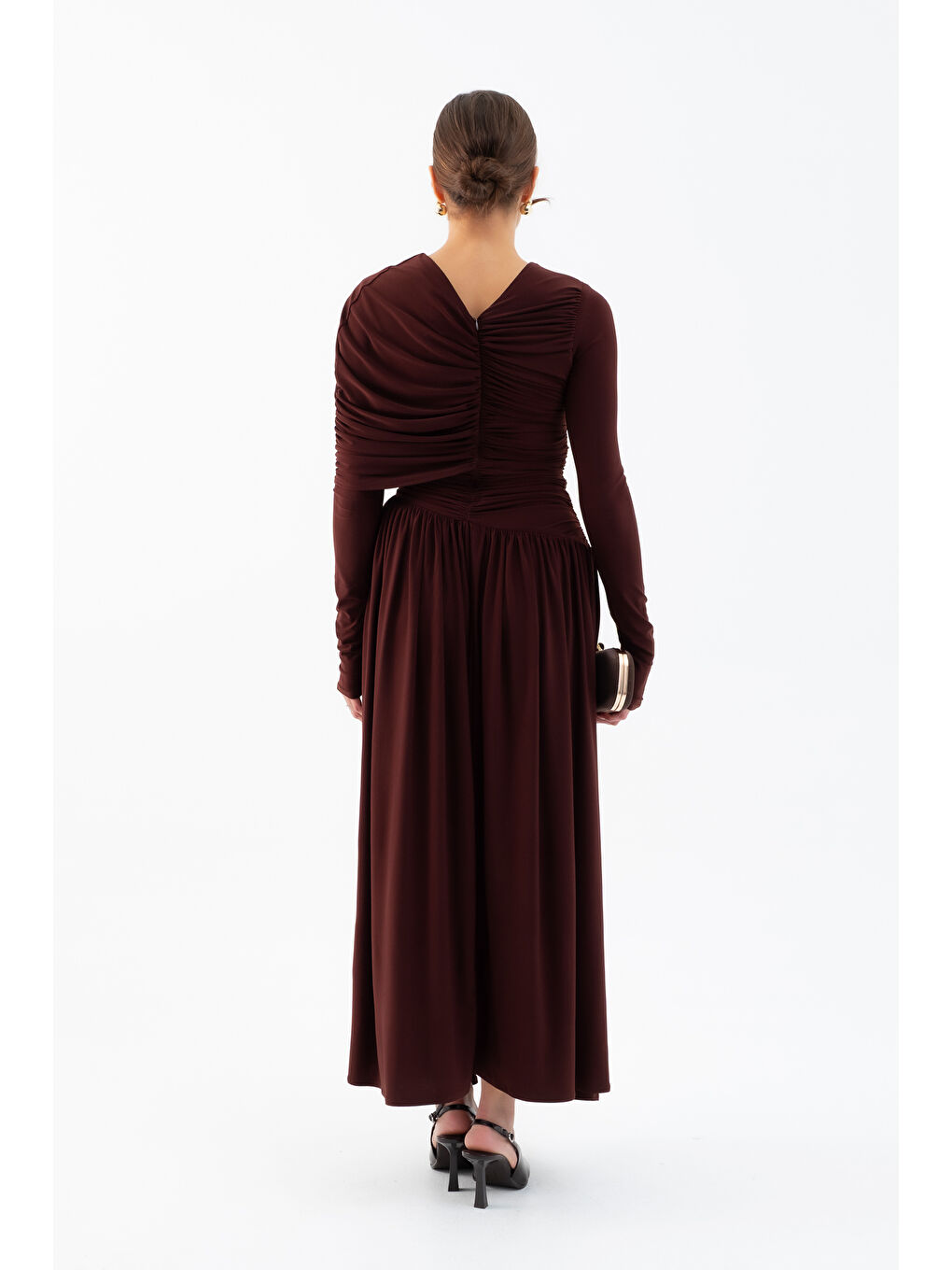 Kadın Kahverengi Omuz Parçalı Çapraz Büzgülü Uzun Elbise-5