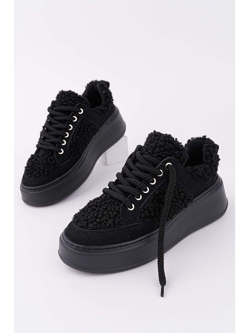 Siyah FLEECY Kalın Taban Bağcıklı Pelüş Detaylı Kadın Kışlık Sneaker Spor Ayakkabı