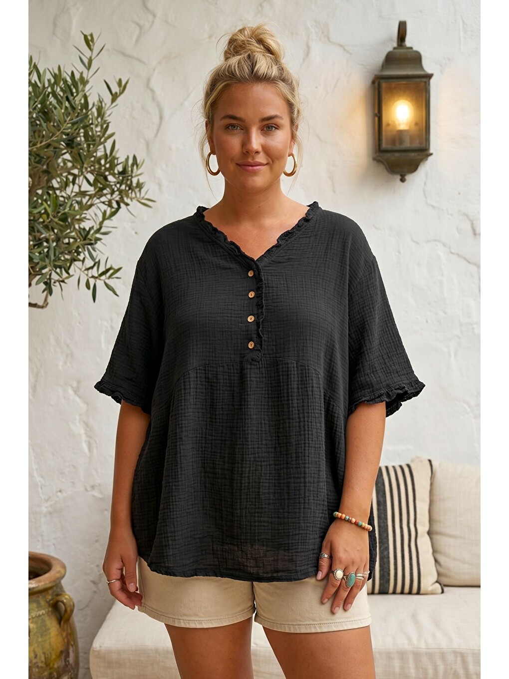 Siyah V Yaka Kısa Kol Düğmeli Yaka Ve Kolucu Fırfırlı Casual Müslin Oversize Dokuma Bluz 77 70-1