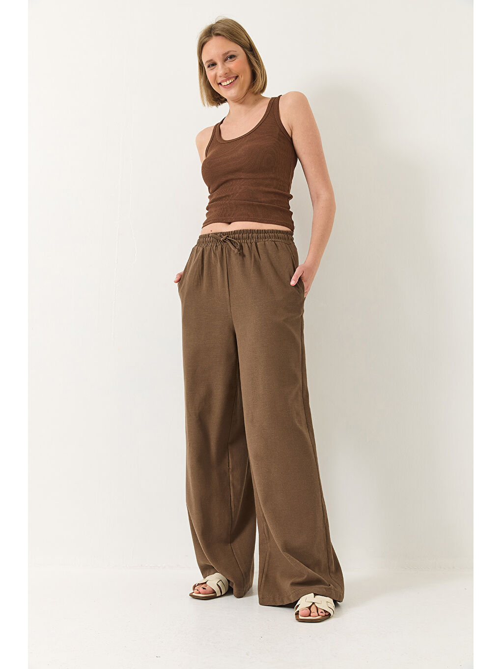 Kahverengi Kadın Beli Lastikli Bağlama Detaylı Cepli Keten Geniş Jogger Pantolon-1