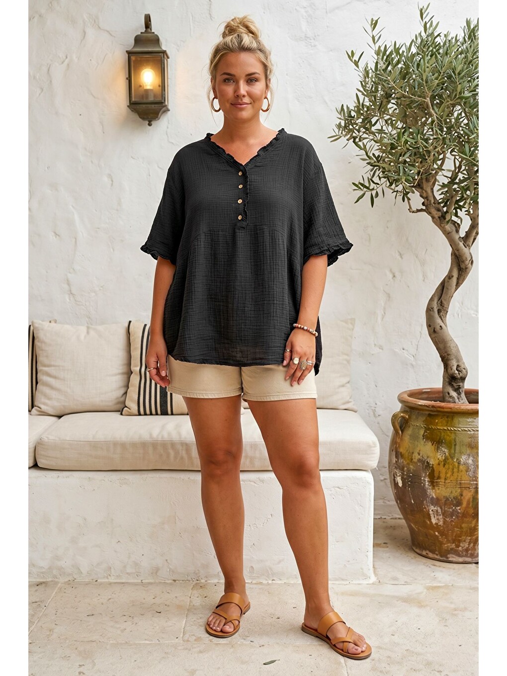 Siyah V Yaka Kısa Kol Düğmeli Yaka Ve Kolucu Fırfırlı Casual Müslin Oversize Dokuma Bluz 77 70-4