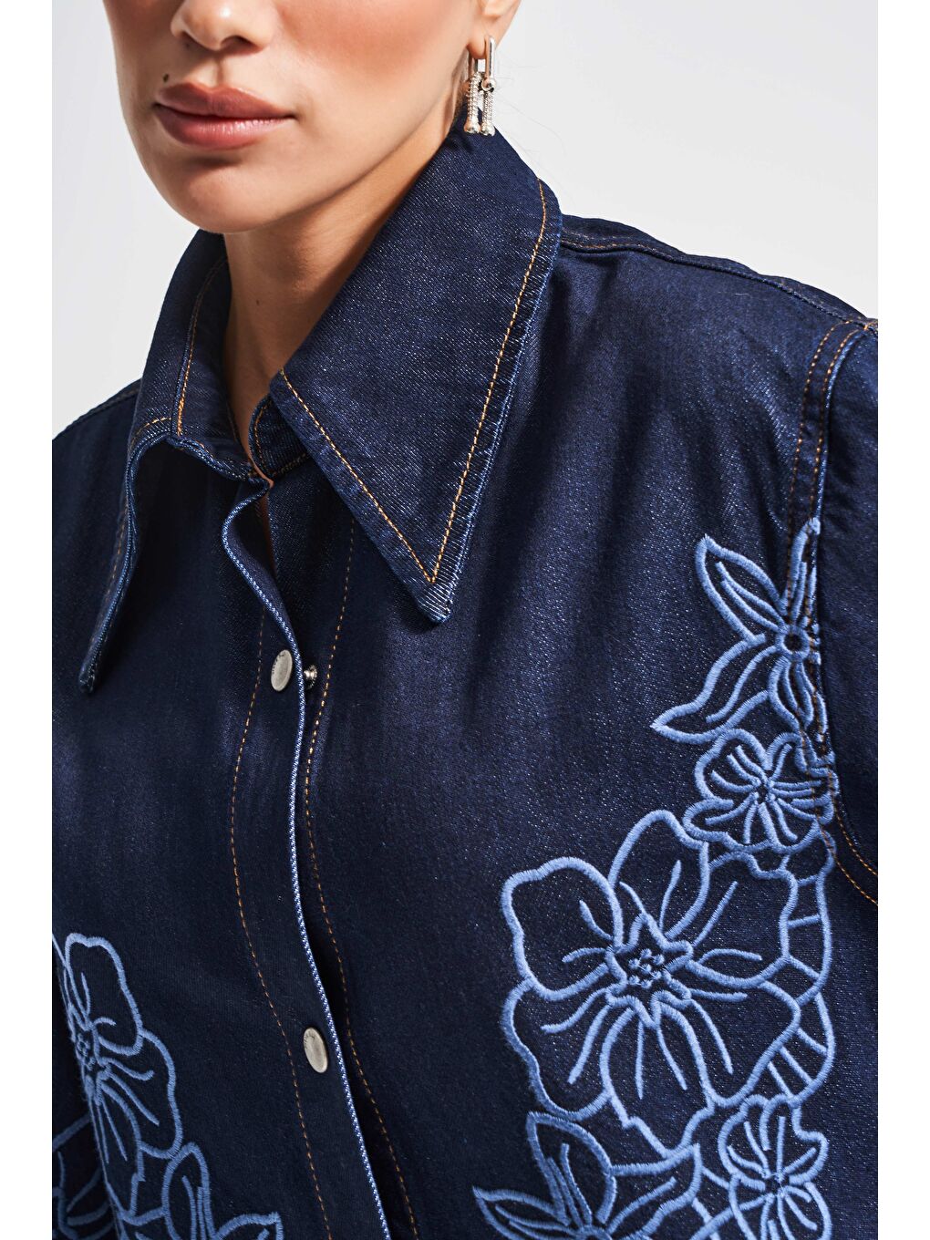 Kadın İndigo Mavi Renk 7w5-50 Oversize Çiçek Nakışlı Özel Tasarım Denim Gömlek Ceket-1