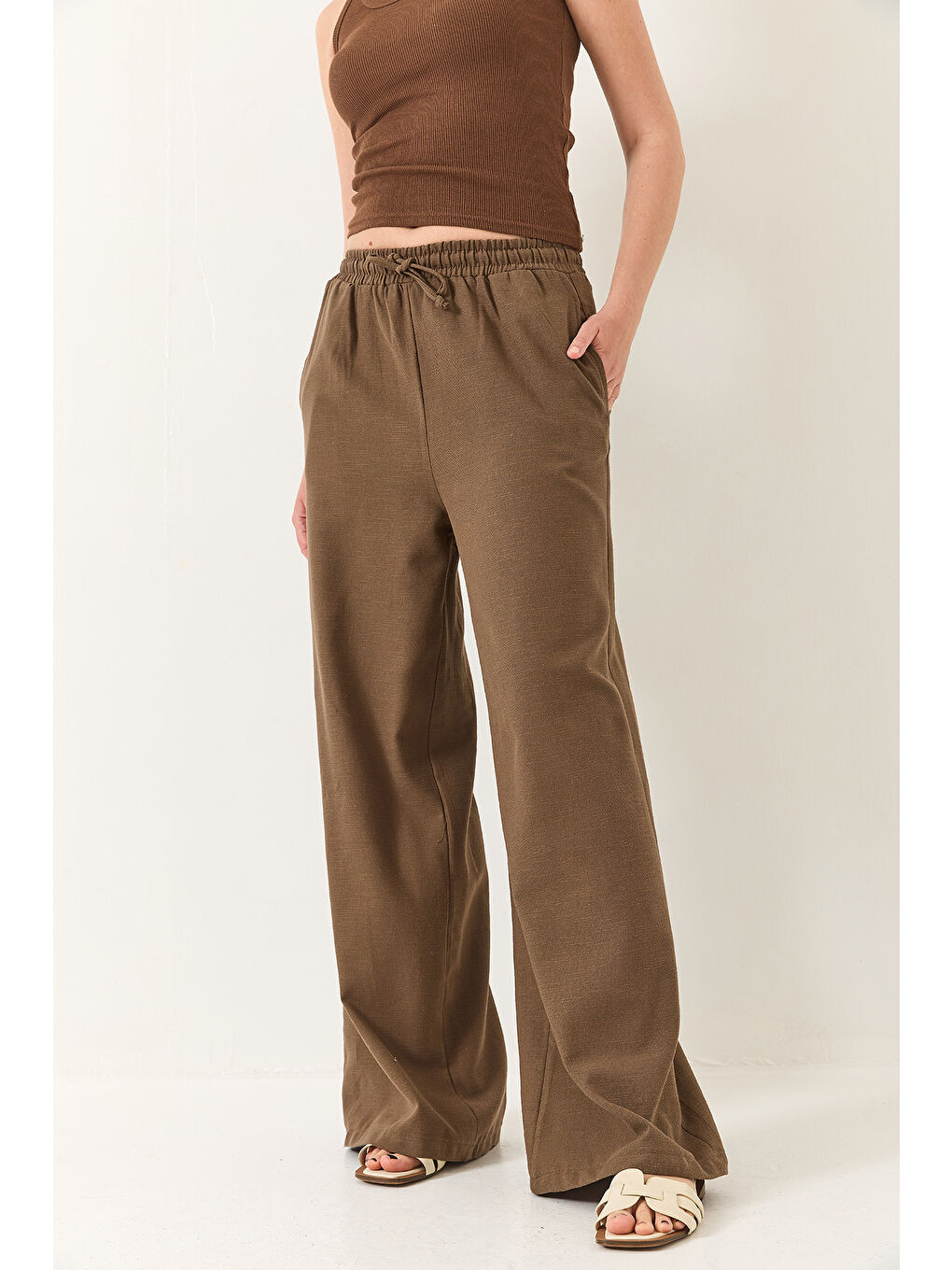 Kahverengi Kadın Beli Lastikli Bağlama Detaylı Cepli Keten Geniş Jogger Pantolon-3