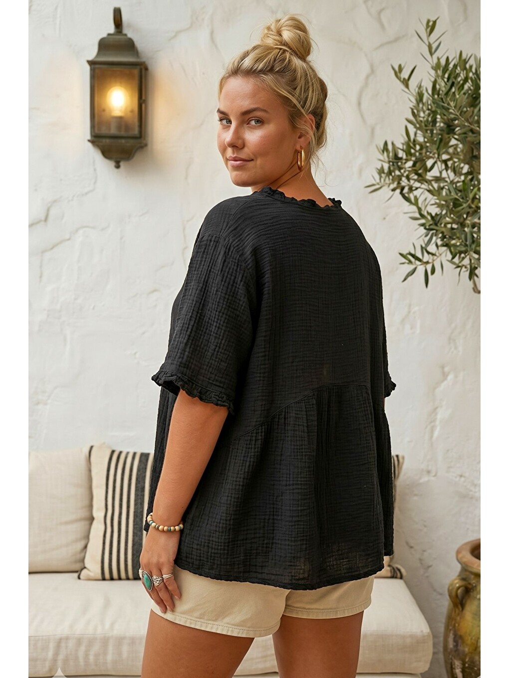 Siyah V Yaka Kısa Kol Düğmeli Yaka Ve Kolucu Fırfırlı Casual Müslin Oversize Dokuma Bluz 77 70-5