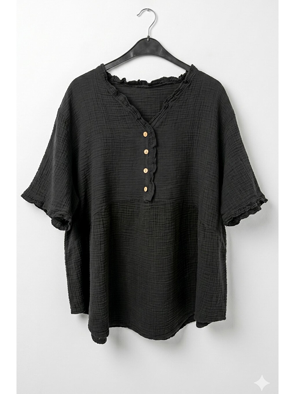 Siyah V Yaka Kısa Kol Düğmeli Yaka Ve Kolucu Fırfırlı Casual Müslin Oversize Dokuma Bluz 77 70-6