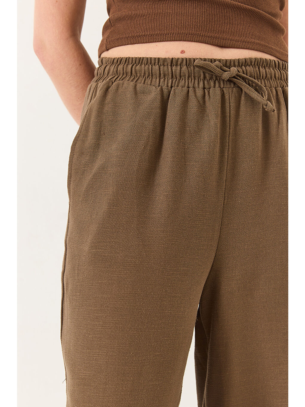 Kahverengi Kadın Beli Lastikli Bağlama Detaylı Cepli Keten Geniş Jogger Pantolon-4