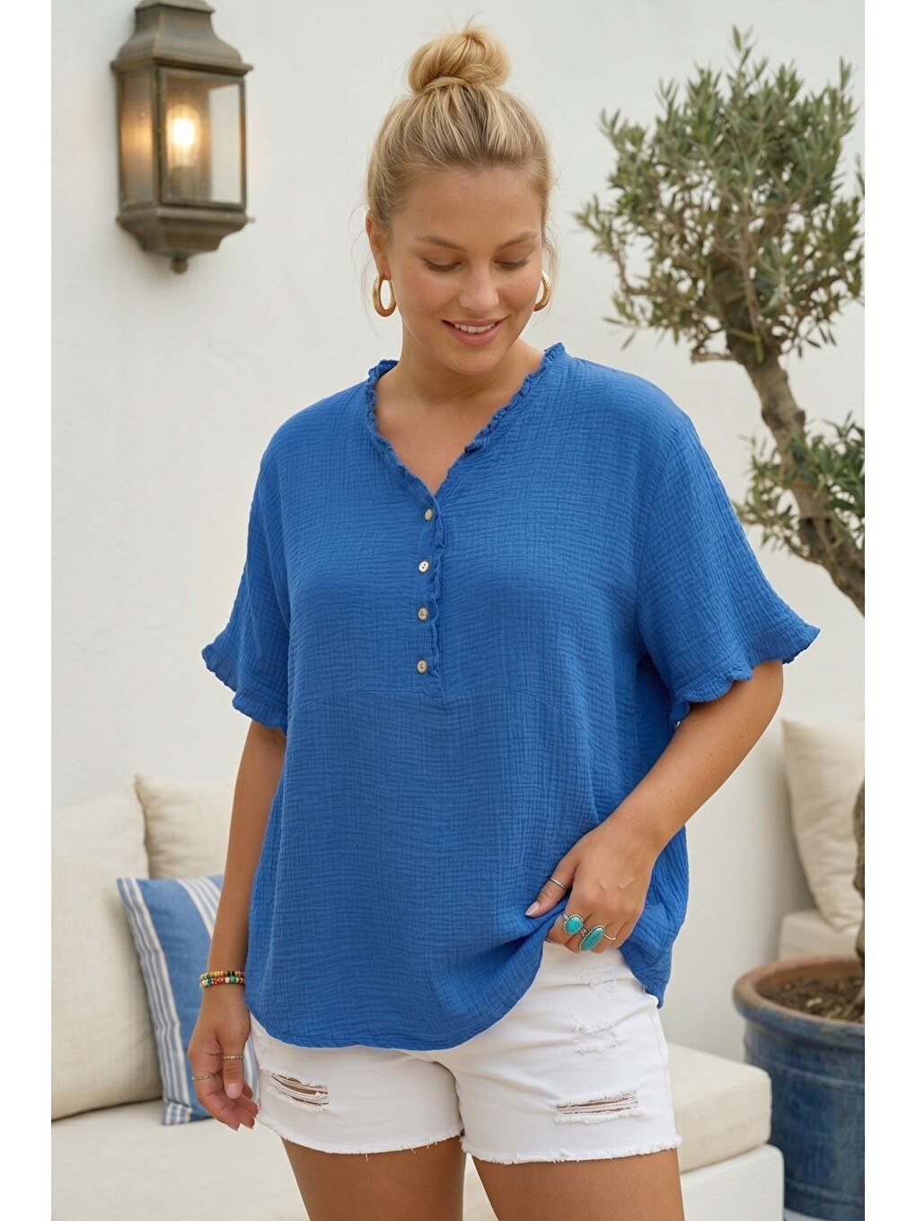 Saks Mavisi V Yaka Kısa Kol Düğmeli Yaka Ve Kolucu Fırfırlı Casual Müslin Oversize Dokuma Bluz 77 70-1