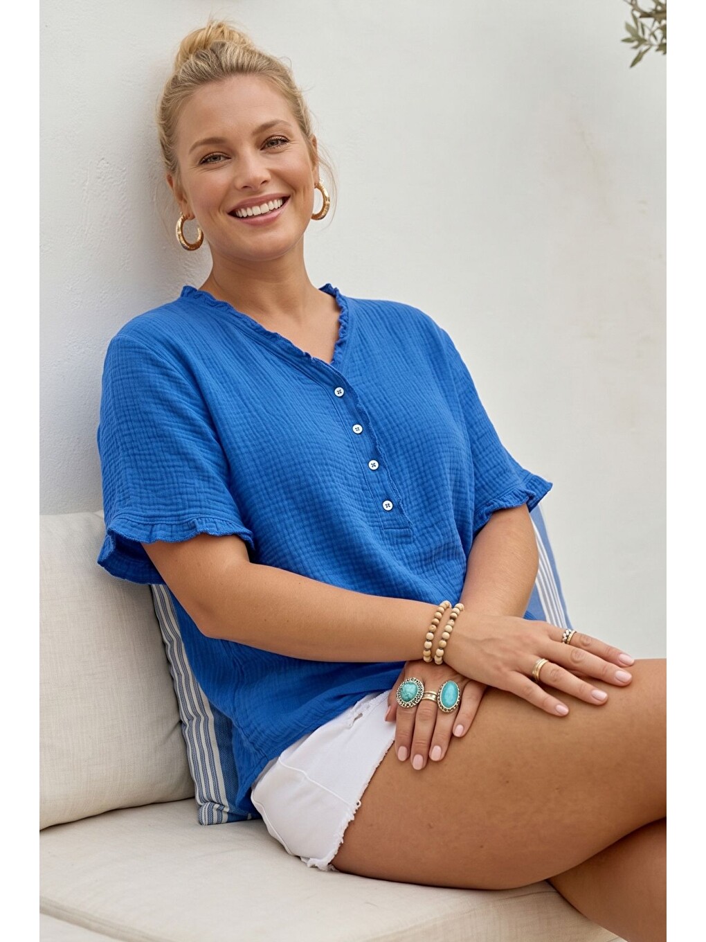 Saks Mavisi V Yaka Kısa Kol Düğmeli Yaka Ve Kolucu Fırfırlı Casual Müslin Oversize Dokuma Bluz 77 70-5