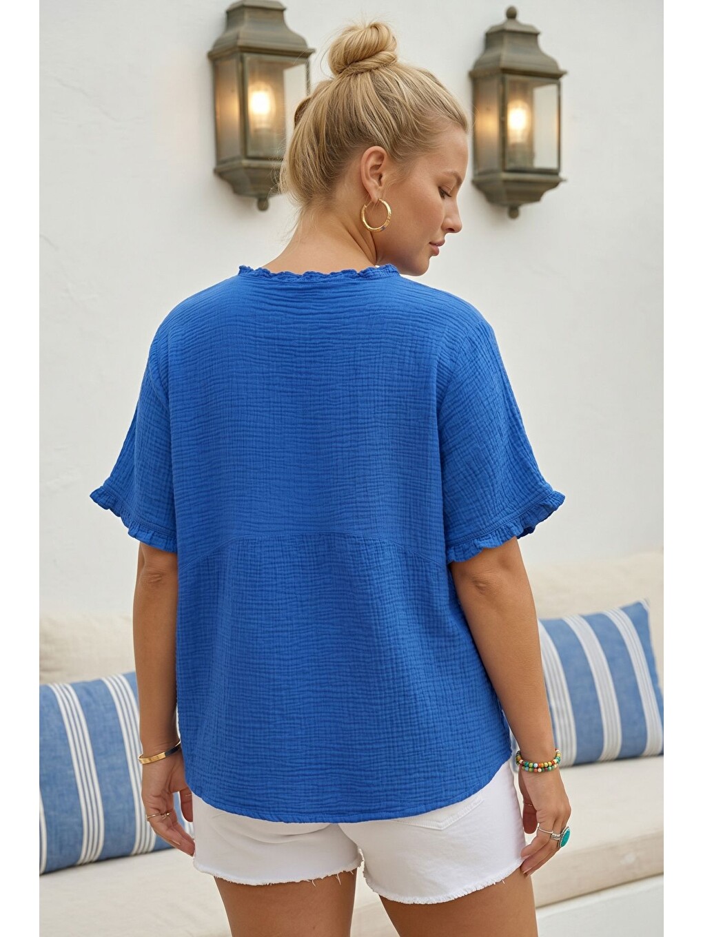 Saks Mavisi V Yaka Kısa Kol Düğmeli Yaka Ve Kolucu Fırfırlı Casual Müslin Oversize Dokuma Bluz 77 70-6