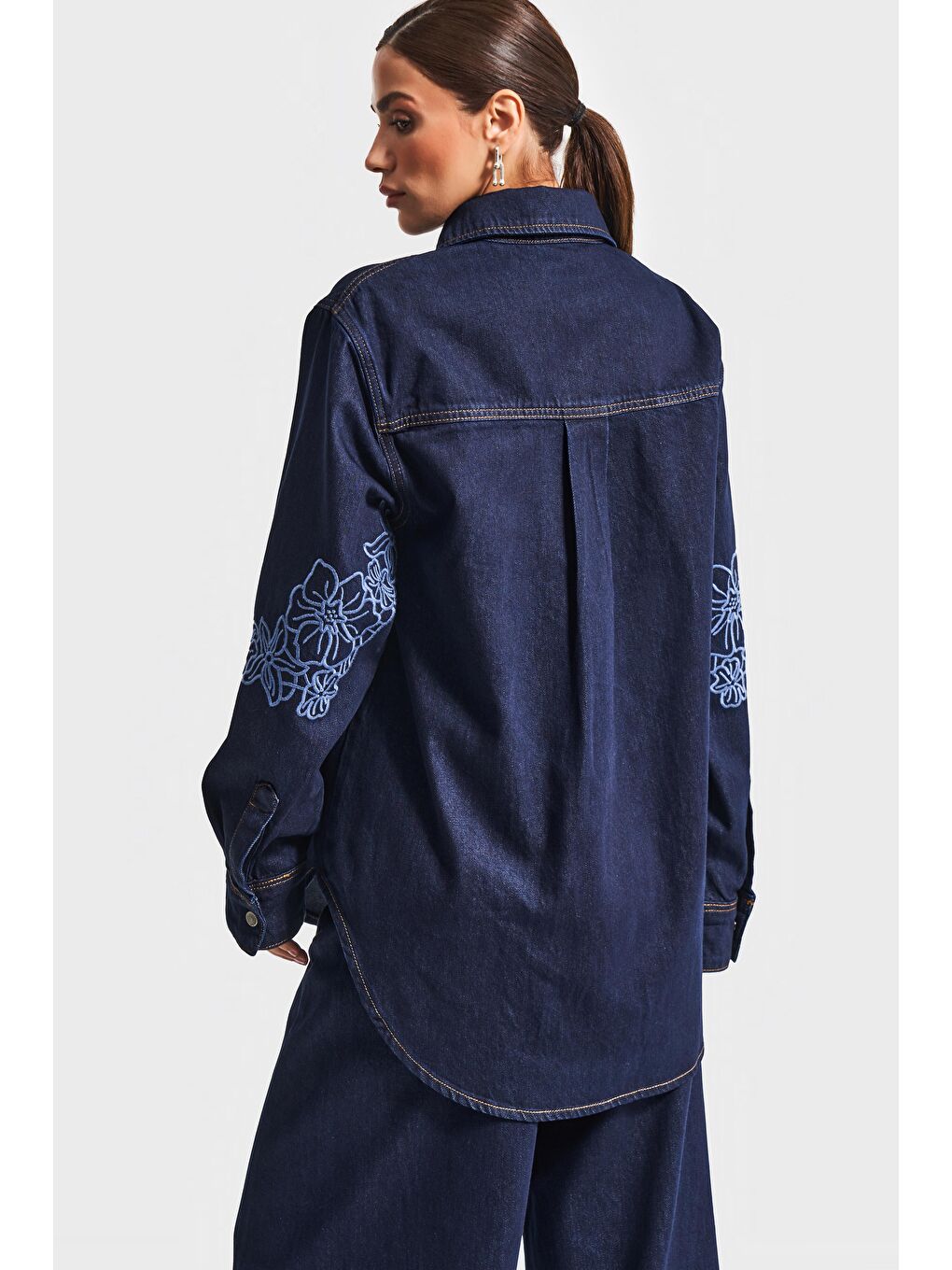 Kadın İndigo Mavi Renk 7w5-50 Oversize Çiçek Nakışlı Özel Tasarım Denim Gömlek Ceket-2