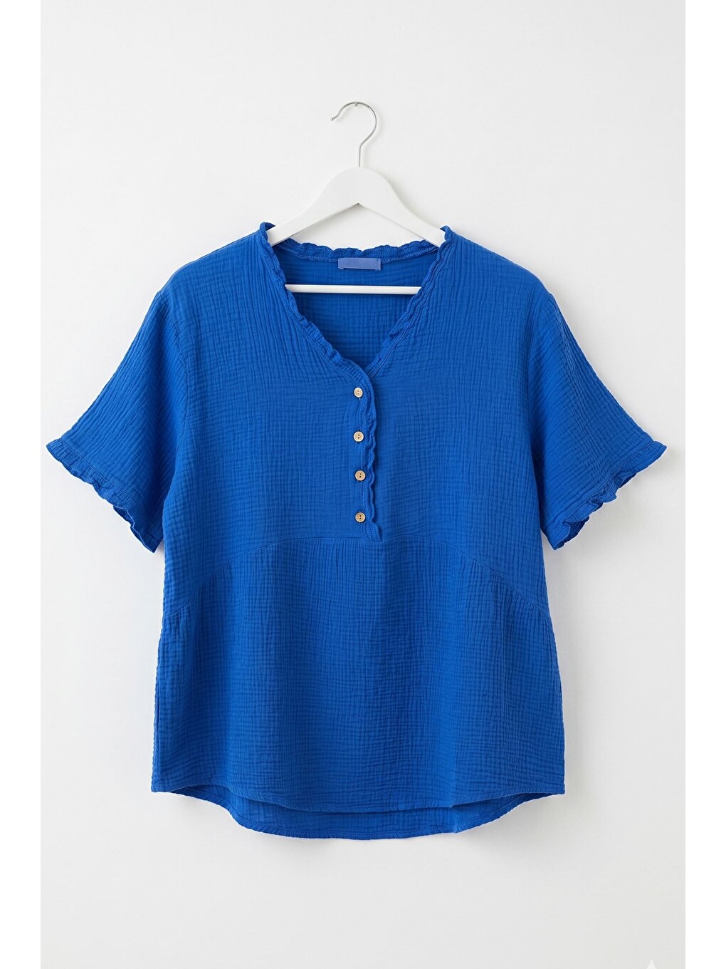 Saks Mavisi V Yaka Kısa Kol Düğmeli Yaka Ve Kolucu Fırfırlı Casual Müslin Oversize Dokuma Bluz 77 70-7
