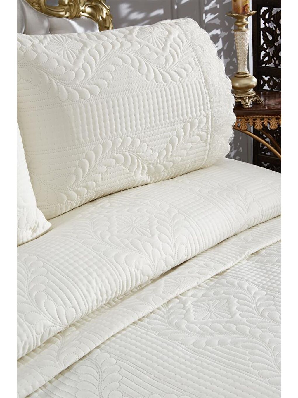 Ekru Limena Dantelli Kapitoneli Ultrasonik Çift Kişilik Yatak Örtüsü Krem-1