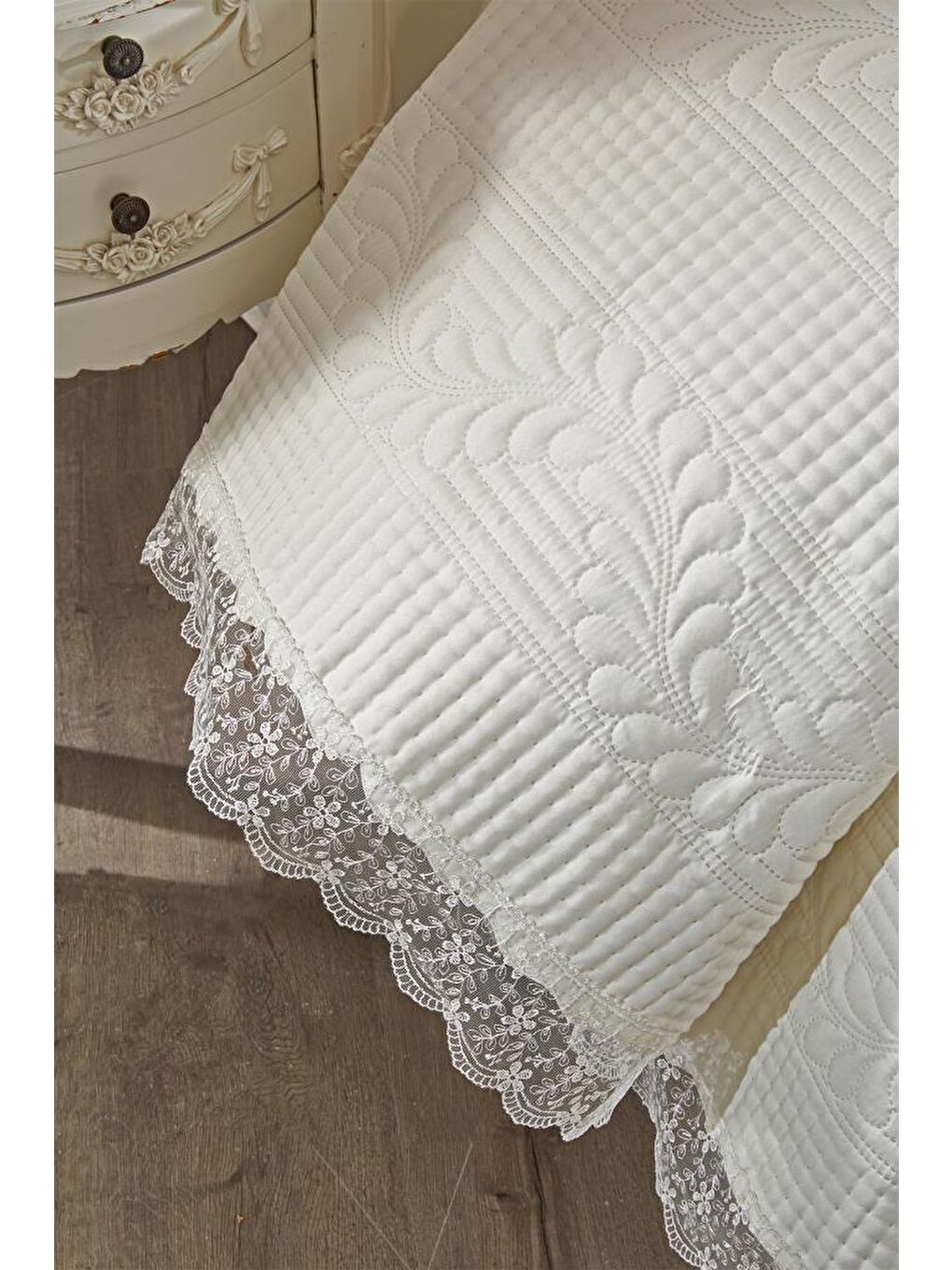 Ekru Limena Dantelli Kapitoneli Ultrasonik Çift Kişilik Yatak Örtüsü Krem-2