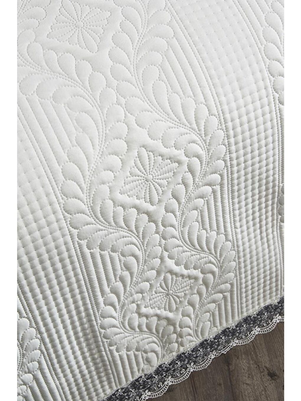 Ekru Limena Dantelli Kapitoneli Ultrasonik Çift Kişilik Yatak Örtüsü Krem-3