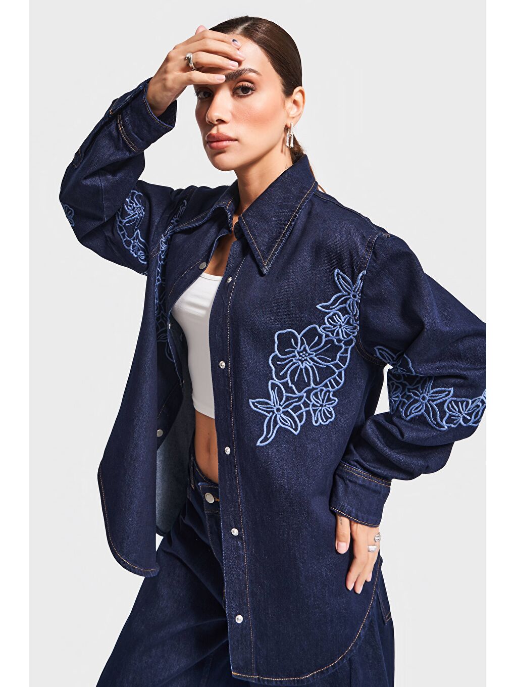Kadın İndigo Mavi Renk 7w5-50 Oversize Çiçek Nakışlı Özel Tasarım Denim Gömlek Ceket-3