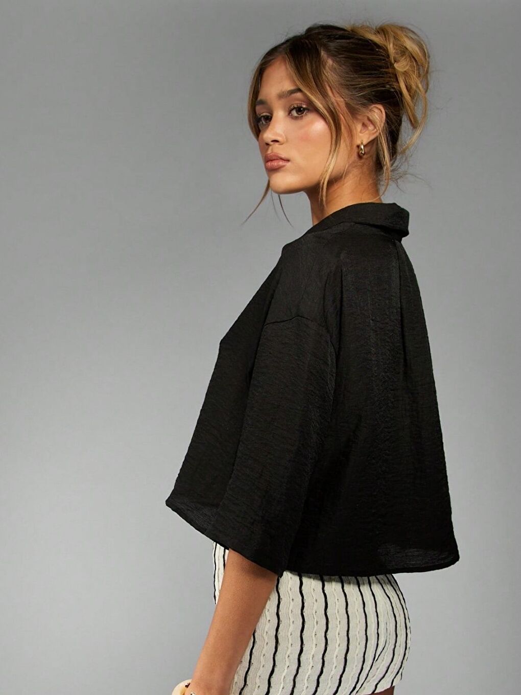 Kadın Siyah Kısa Kollu Bürümcük Crop Gömlek-1