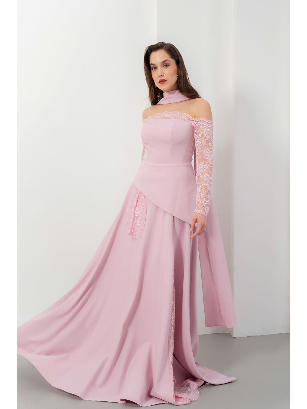 Pembe Kadın Pudra Dar Kalıp Kayık Yaka Dantel Detay Uzun Abiye Elbise