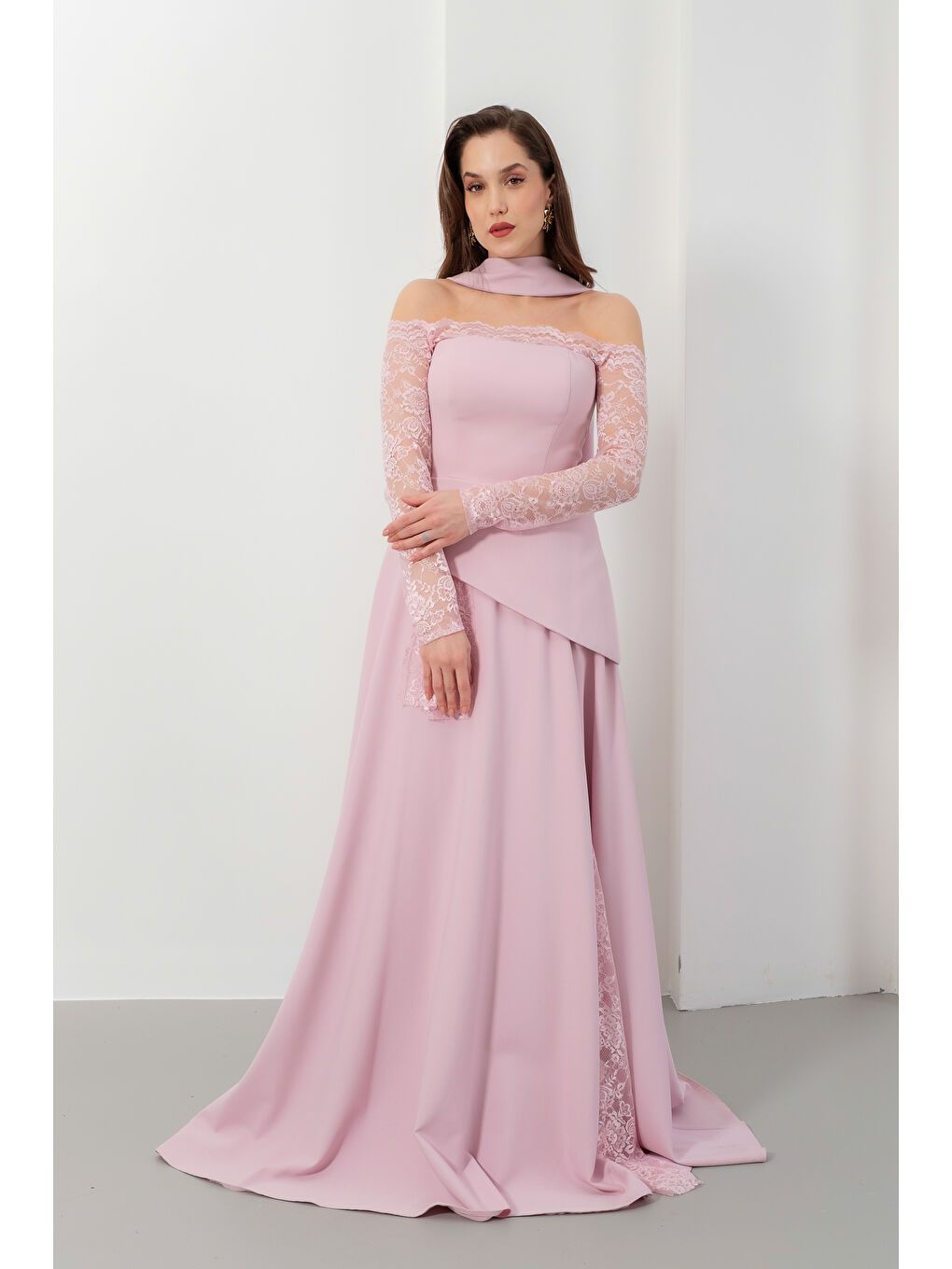 Pembe Kadın Pudra Dar Kalıp Kayık Yaka Dantel Detay Uzun Abiye Elbise-1