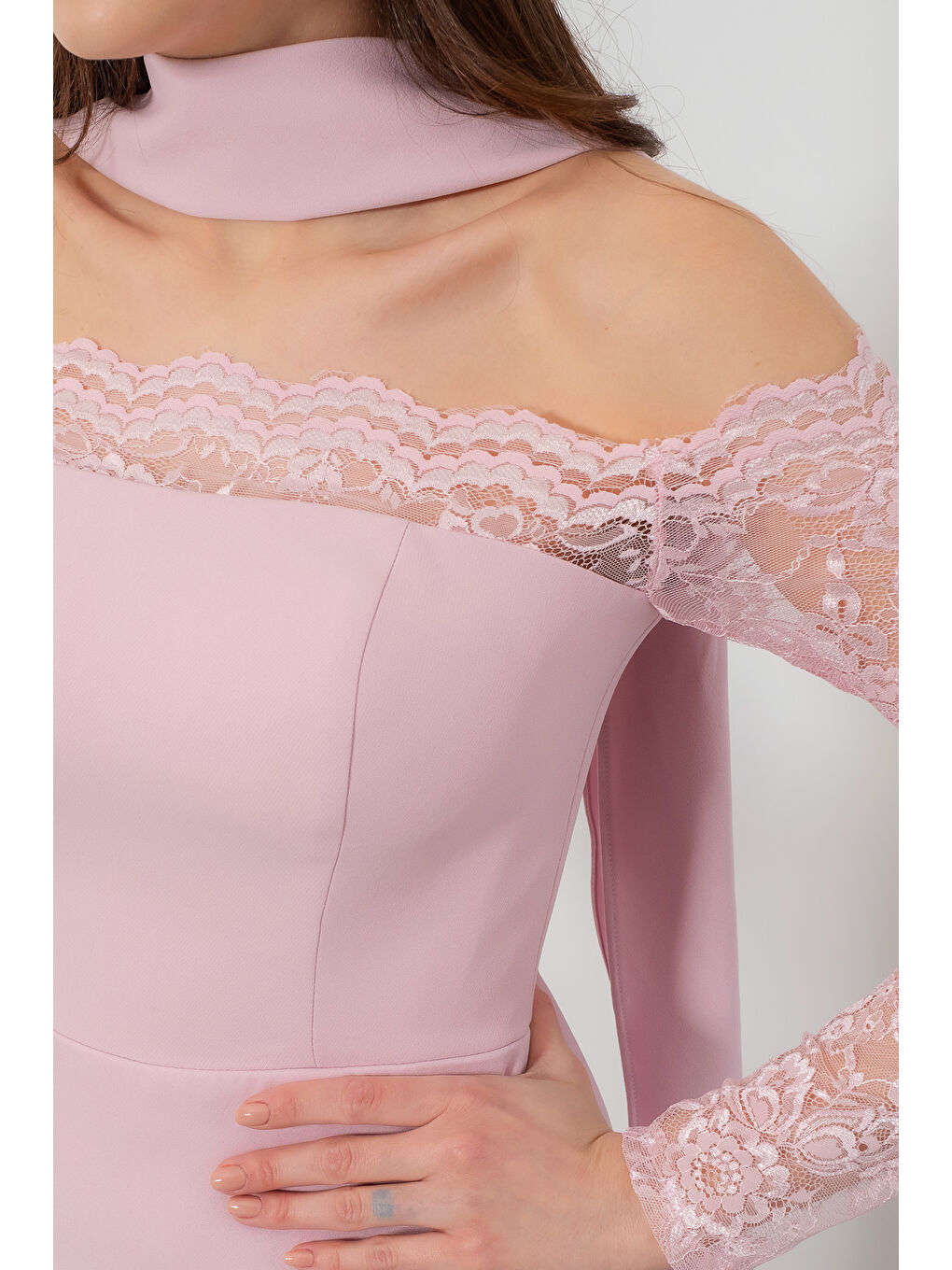 Pembe Kadın Pudra Dar Kalıp Kayık Yaka Dantel Detay Uzun Abiye Elbise-3