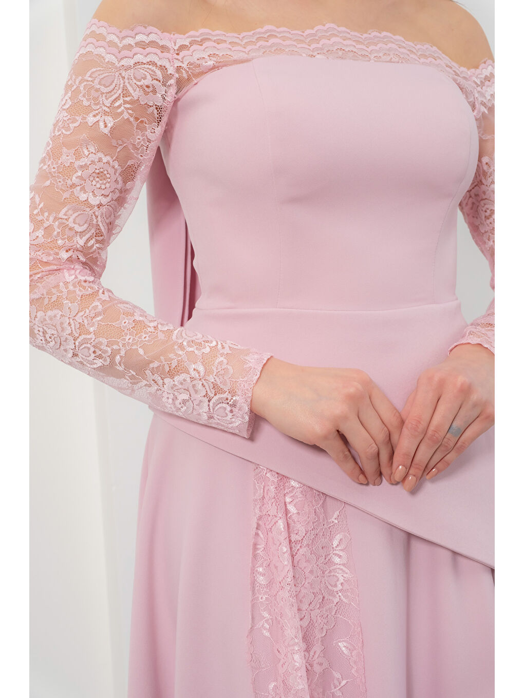 Pembe Kadın Pudra Dar Kalıp Kayık Yaka Dantel Detay Uzun Abiye Elbise-4