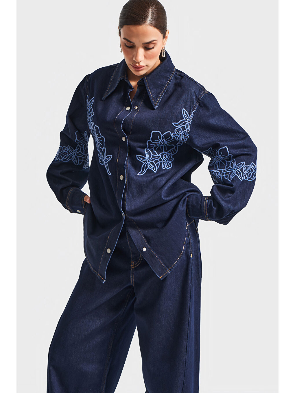 Kadın İndigo Mavi Renk 7w5-50 Oversize Çiçek Nakışlı Özel Tasarım Denim Gömlek Ceket-4