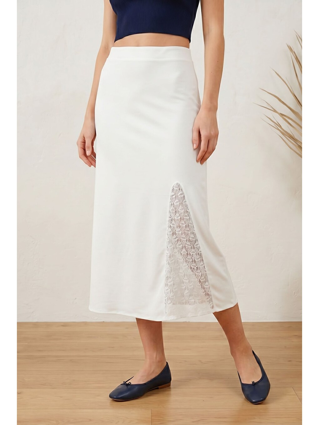 Beyaz Kadın Dantel Detaylı Uzun Etek Yırtmaçlı Rahat Kalıp Midi Etek