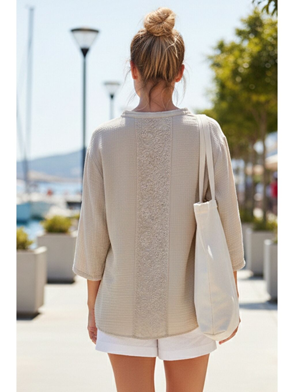 Bej Hakim Yaka Düğmeli 3/4 Kol Çift Cepli Arkası Fistolu Casual Müslin Salaş Dokuma Gömlek 74 65-1