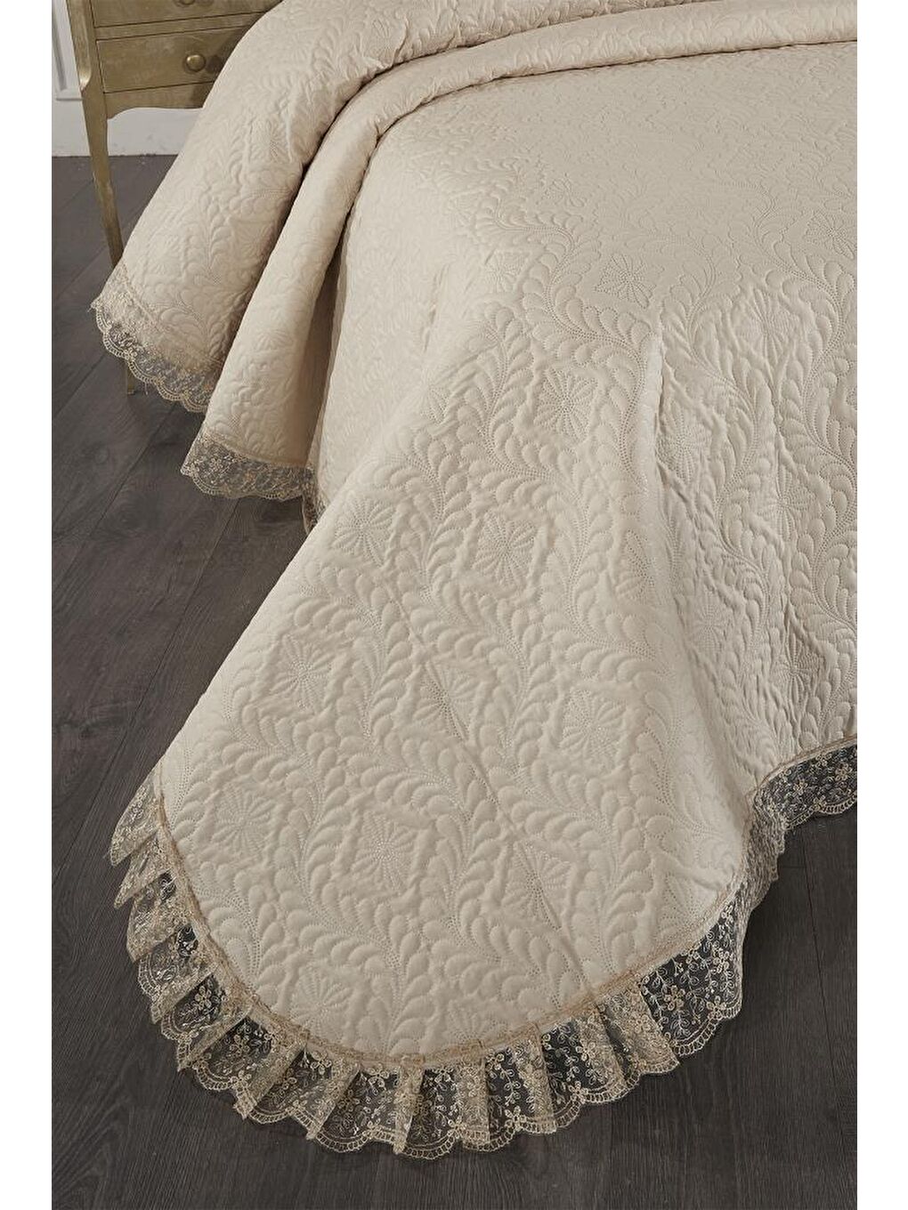 Zoya Dantelli Kapitoneli Ultrasonik Çift Kişilik Yatak Örtüsü Bej-1