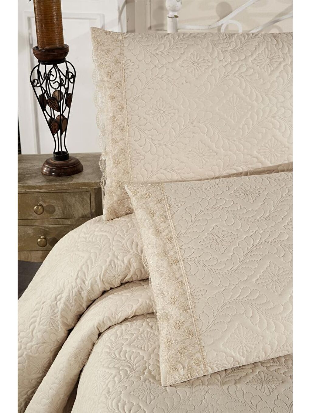 Zoya Dantelli Kapitoneli Ultrasonik Çift Kişilik Yatak Örtüsü Bej-5