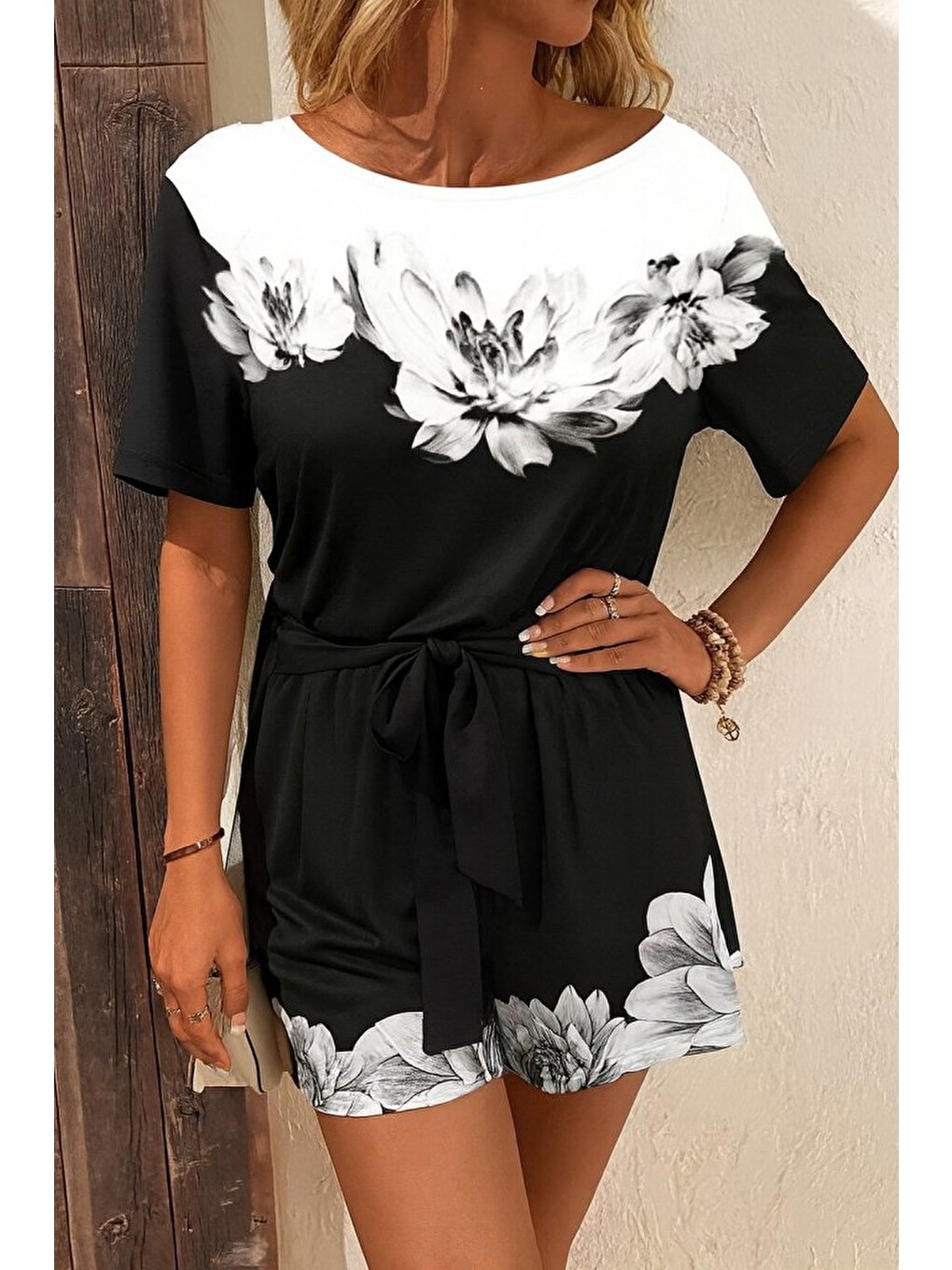 Siyah Kadın Tek Omuzu Açık Çiçek Desenli Beli Kuşaklı Iki Iplik Mini Short Tulum-1
