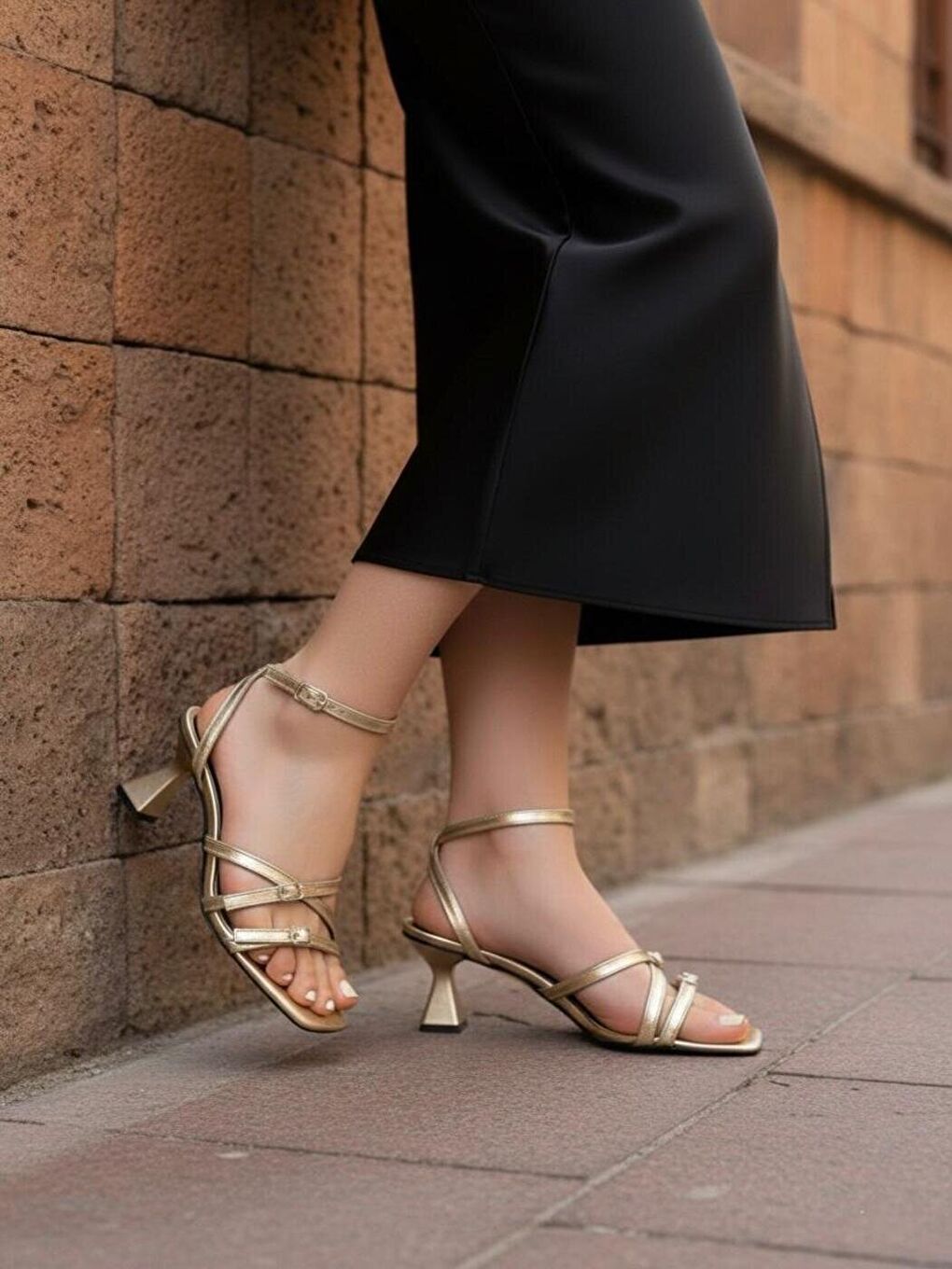 Sarı Kadın Adel Gold Bantlı Klasik Topuklu Sandalet