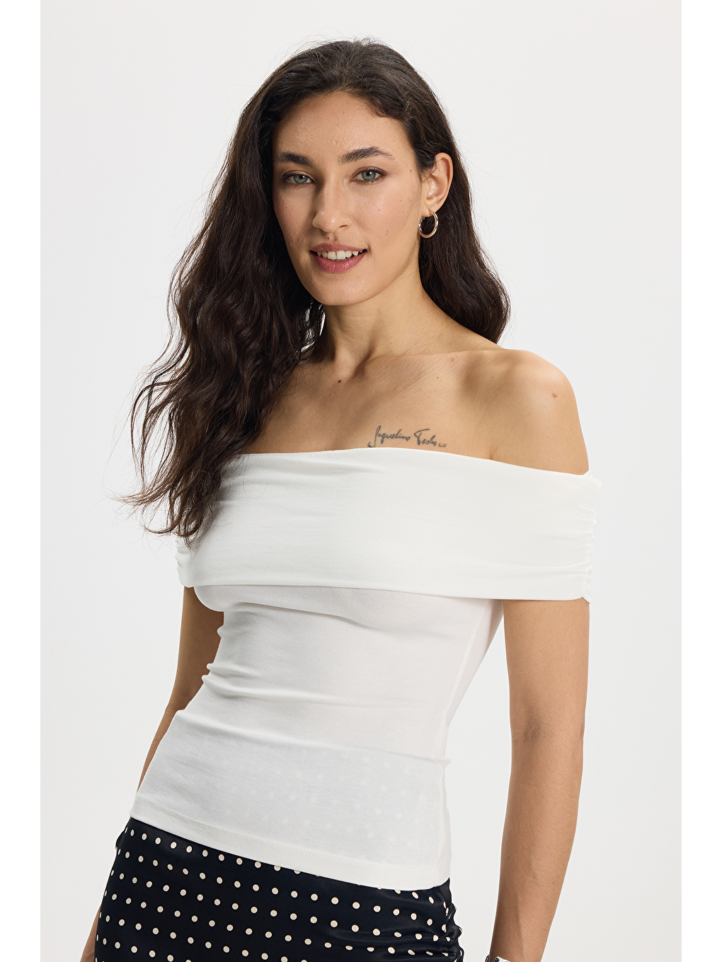 Kadın Slim Fit Dar Kesim Pamuklu Kayık Yaka Kısa Kollu Elastanlı Beyaz Bluz