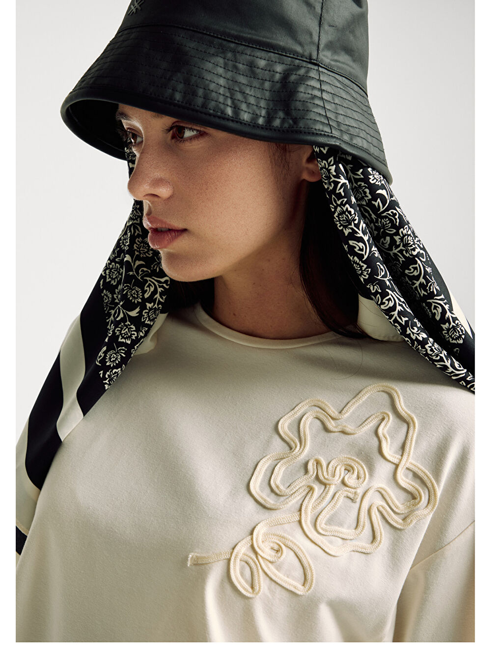 Ekru Kadın Krem Pamuk Karışımlı Çiçek Aplikeli T-Shirt-5