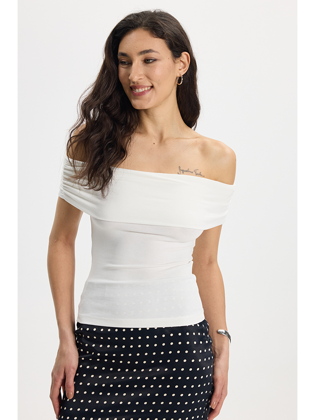 Kadın Slim Fit Dar Kesim Pamuklu Kayık Yaka Kısa Kollu Elastanlı Beyaz Bluz-2