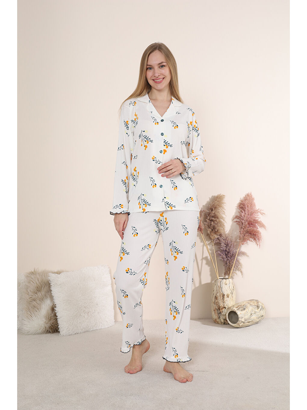 Beyaz Bürümcük Kumaş Önden Düğmeli Uzun Kollu Kadın Pijama Takımı 6007-1