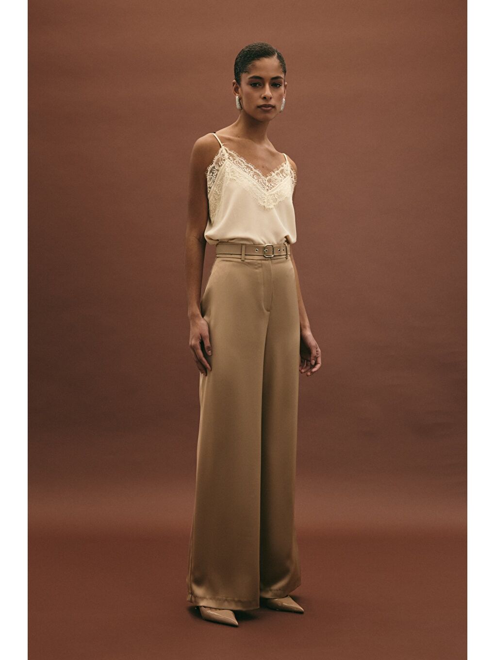 Bej Kemer Detaylı Saten Pantolon - Vizon