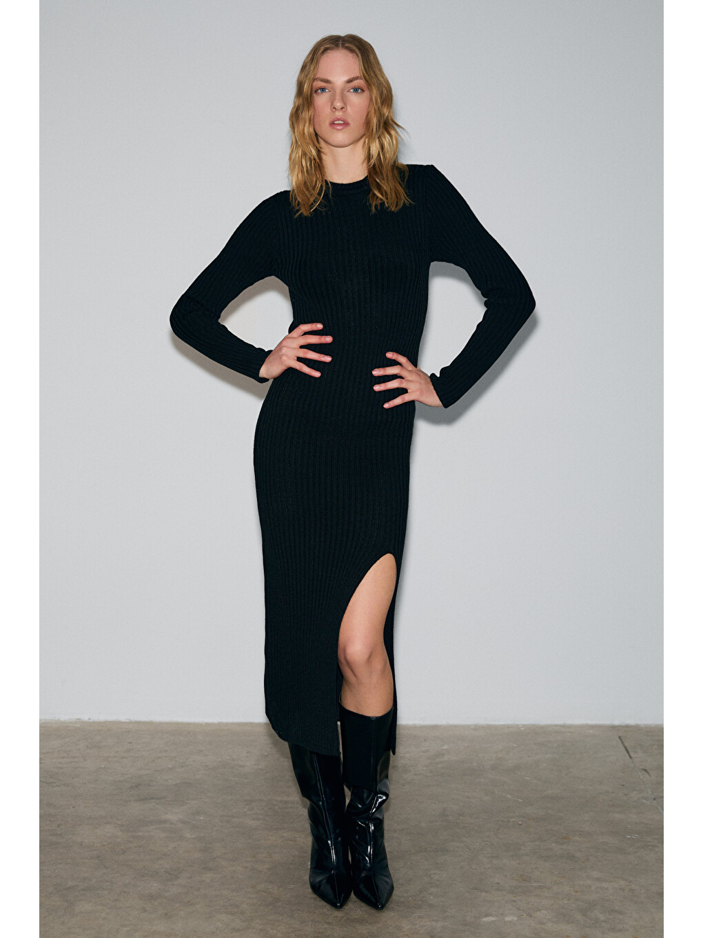 Soreya Kadın Yuvarlak Yaka Çizgi Desenli Yırtmaçlı Slim Fit Triko Siyah Elbise-2