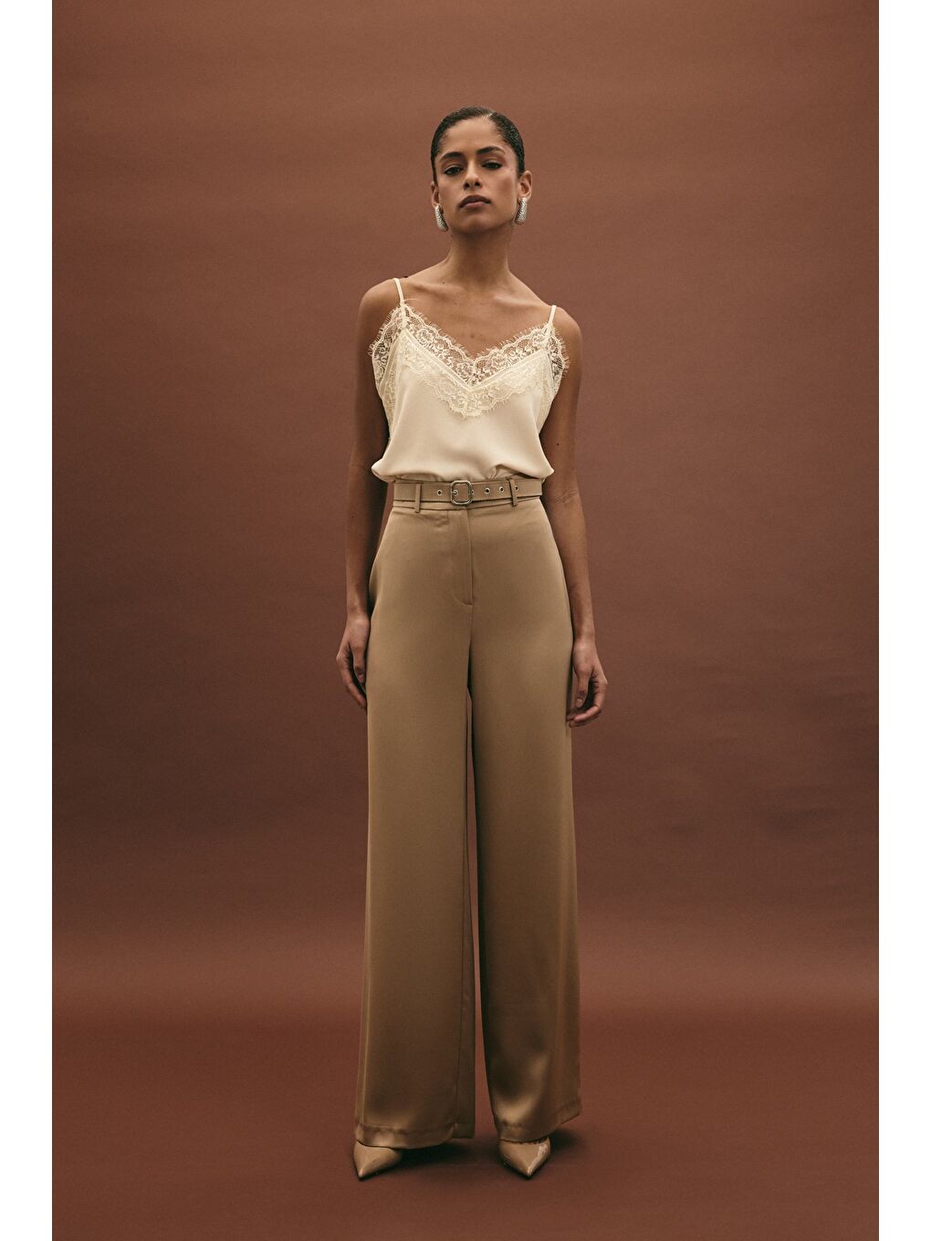 Bej Kemer Detaylı Saten Pantolon - Vizon-1