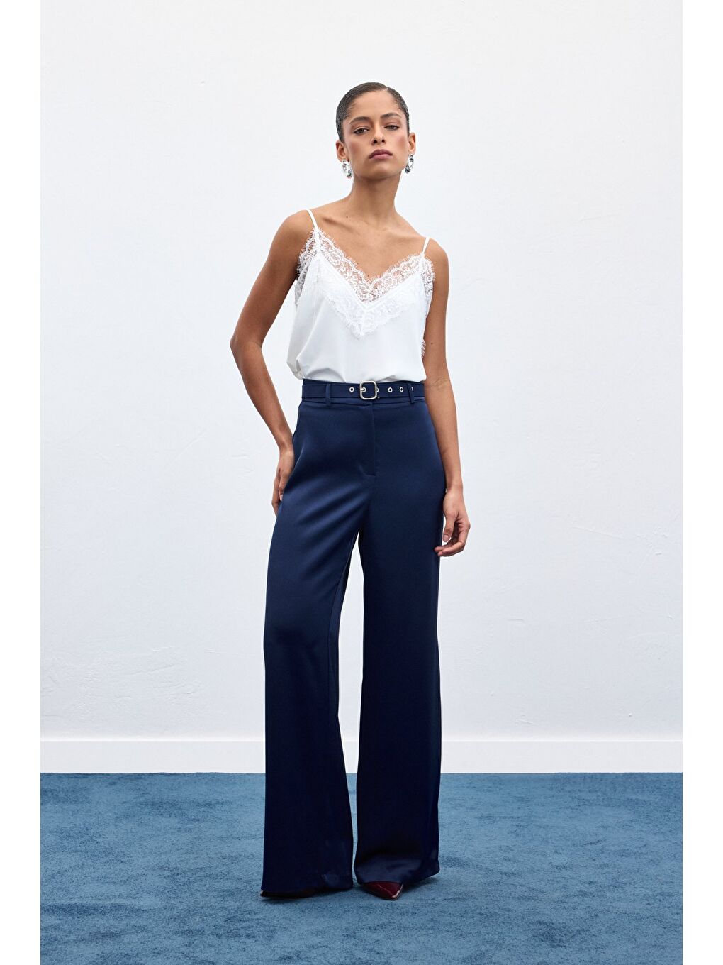 Kemer Detaylı Saten Pantolon - Lacivert-1